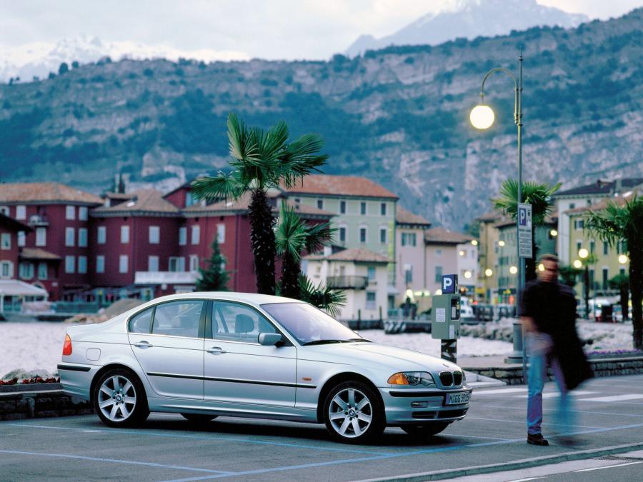  BMW 330i Sedan 2000 года  (фото 2 из 2)